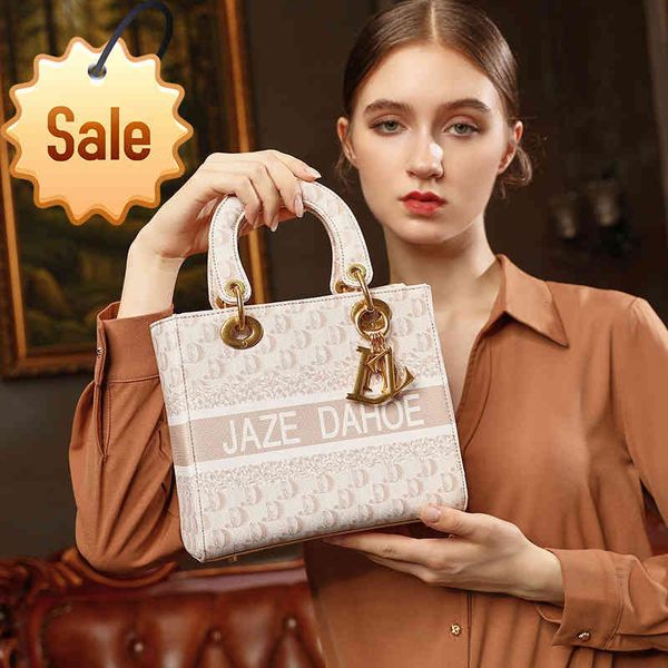 hong kong niche design women's bag 2021 new trend versatile portable single shoulder messenger princess bag
hong kong niche design women's bag 2021 new trend versatile portable single shoulder messenger princess bag