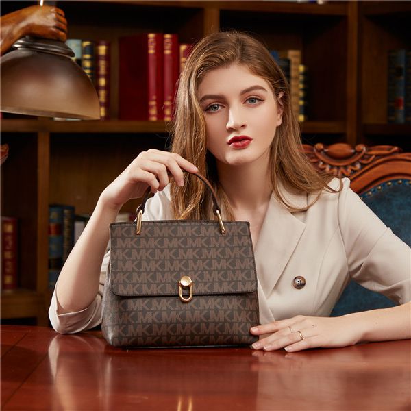 handbag hong kong versatile old flower bag women's 2021 fashion luxury leather hand messenger, Black;red
handbag hong kong versatile old flower bag women's 2021 fashion luxury leather hand messenger, Black;red
