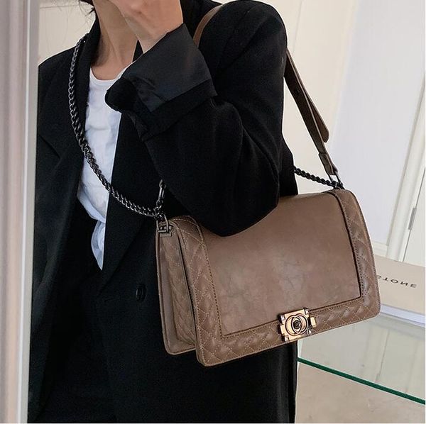 wholesale factory womens chain bag european and american retro leathers messenger bags clamshell imitation old leather handbag simple joker, Black;red
wholesale factory womens chain bag european and american retro leathers messenger bags clamshell imitation old leather handbag simple joker, Black;red