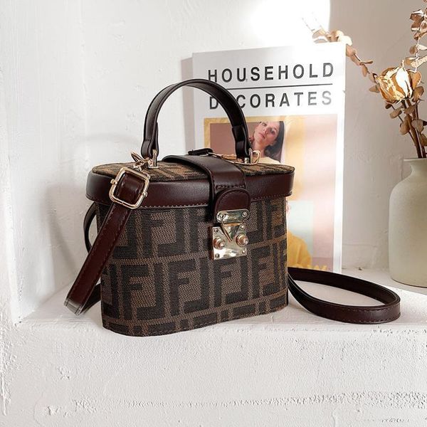 wholesale new portable laohua single 2021 bucket shoulder bag fashion foreign style cross carrying women's box bag yw ywluxurys designe
wholesale new portable laohua single 2021 bucket shoulder bag fashion foreign style cross carrying women's box bag yw ywluxurys designe