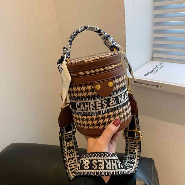 2022 factory outlet autumn and winter fashion lattice wool tweed messenger cylinder small bag foreign style portable one shoulder bucket djc
2022 factory outlet autumn and winter fashion lattice wool tweed messenger cylinder small bag foreign style portable one shoulder bucket djc