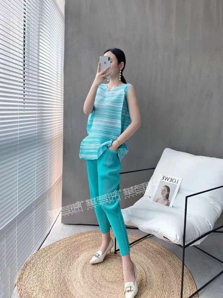 dresses miyake fold fashion suits sleeveless side buttons t-shirt points calf pants two-piece solid suit, White
dresses miyake fold fashion suits sleeveless side buttons t-shirt points calf pants two-piece solid suit, White