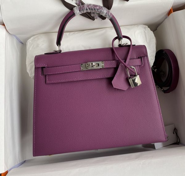 handmade epsom lether design handbag25cm pink purple color.wax line stitiching gold and silver hardware luxury pruse very good quality fast
handmade epsom lether design handbag25cm pink purple color.wax line stitiching gold and silver hardware luxury pruse very good quality fast