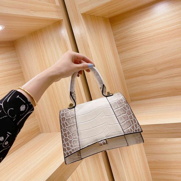 gold b colorful art classic bag alligator single shoulder messenger wallet shiny metal fashion cross body
gold b colorful art classic bag alligator single shoulder messenger wallet shiny metal fashion cross body