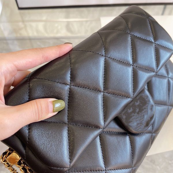 2021 classic ladies fashion pearl button hardware flip bag lambskin outdoor sacoche street brand handbag luxury party handbag messenger bags
2021 classic ladies fashion pearl button hardware flip bag lambskin outdoor sacoche street brand handbag luxury party handbag messenger bags