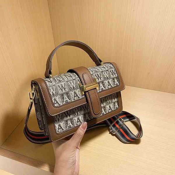 2022 factory outlet online printed letter portable small square bag autumn trend wide shoulder belt single shoulder messenger bag
2022 factory outlet online printed letter portable small square bag autumn trend wide shoulder belt single shoulder messenger bag