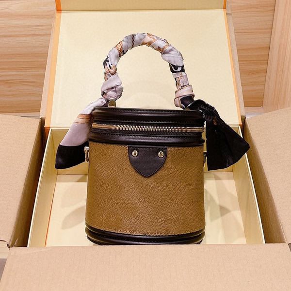 handbag women luxurys designers bags 2021 crossbody bag fashion cosmetic retro printing style silk scarf genuine leather cases with golden l
handbag women luxurys designers bags 2021 crossbody bag fashion cosmetic retro printing style silk scarf genuine leather cases with golden l