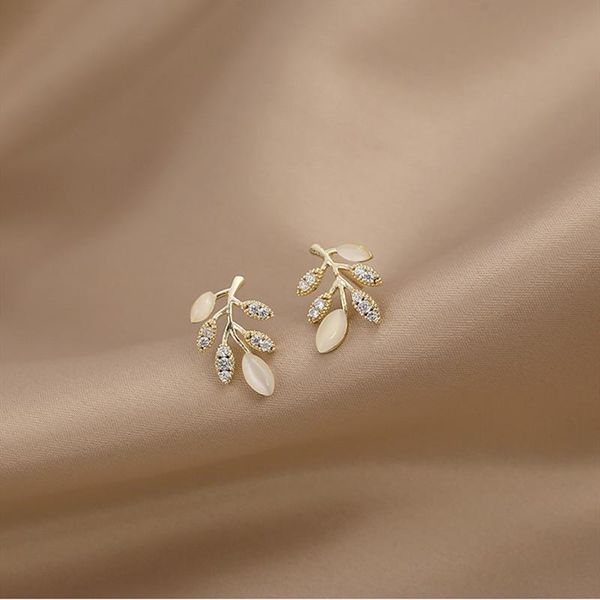 contracted shiny metal leaves women earrings fashion small sweet fine crystal stud jewelry, Golden;silver
contracted shiny metal leaves women earrings fashion small sweet fine crystal stud jewelry, Golden;silver