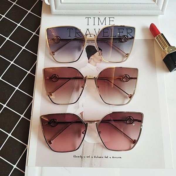 outdoor eyewear 2021 fashion gradient sunglasses trimming lenses metal curved mirror leg women's travel style glasses 
outdoor eyewear 2021 fashion gradient sunglasses trimming lenses metal curved mirror leg women's travel style glasses