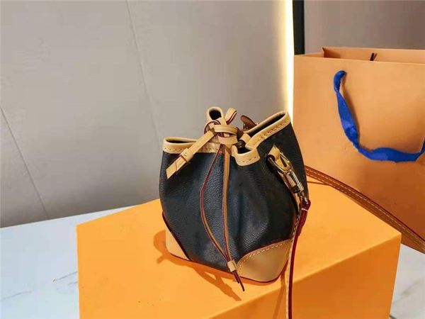 personalized leisure drawstring bucket bag luxury designer ladies handbags high-quality one-shoulder portable diagonal bags small exquisite
personalized leisure drawstring bucket bag luxury designer ladies handbags high-quality one-shoulder portable diagonal bags small exquisite