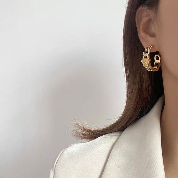 luxury retro beauty dumeisha half circle c-shaped geometric metal woven chain pattern contrast earrings with high-quality earrings., Golden;silver
luxury retro beauty dumeisha half circle c-shaped geometric metal woven chain pattern contrast earrings with high-quality earrings., Golden;silver
