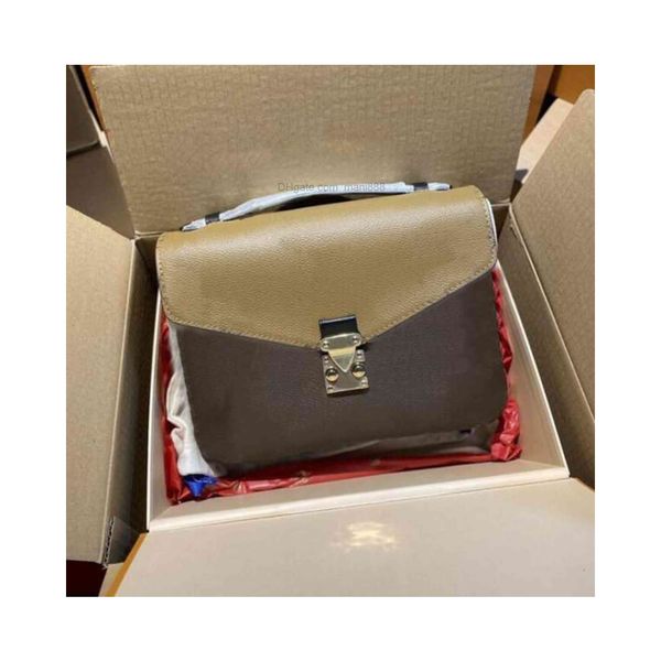 2022 luxurys designers classic messenger bag men square packet women cosmetic bag handbag women wallet shoulder bags purses gift 001
2022 luxurys designers classic messenger bag men square packet women cosmetic bag handbag women wallet shoulder bags purses gift 001