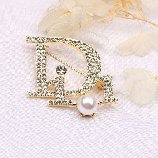 korean letter d family brooch female inlaid with diamond natural fashion generous pearl brooch sweater coat pinvi2be, Golden;silver
korean letter d family brooch female inlaid with diamond natural fashion generous pearl brooch sweater coat pinvi2be, Golden;silver