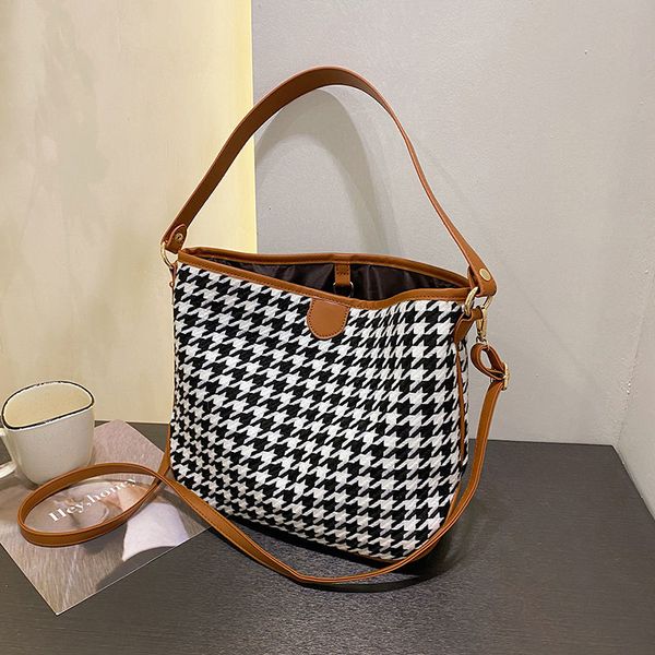 daily bag autumn and winter new bucket bag womens 2021 large capacity totes swallow gird commuter bag all-match shoulder messenger fashi
daily bag autumn and winter new bucket bag womens 2021 large capacity totes swallow gird commuter bag all-match shoulder messenger fashi