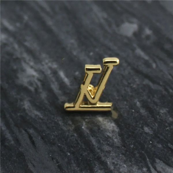 2022 brooch new alloy letter v collar pin coat accessories to enhance temperament brooch flower lady, Gray
2022 brooch new alloy letter v collar pin coat accessories to enhance temperament brooch flower lady, Gray