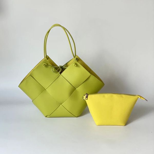 wholesale 2021 square woven cow leather large capacity plaid single shoulder bag women wan woven crossbody bag 
wholesale 2021 square woven cow leather large capacity plaid single shoulder bag women wan woven crossbody bag