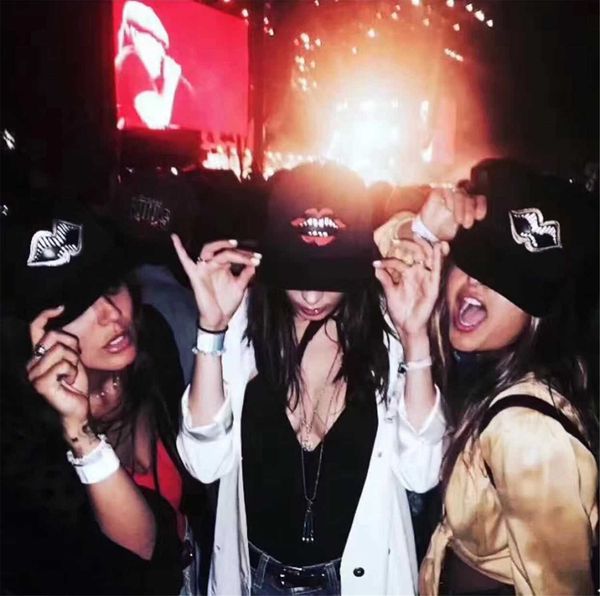 version 21 spring summer 925 silver button correct cross rolling stone lip embroidery sanskrit ch hip hop hat, White;black
version 21 spring summer 925 silver button correct cross rolling stone lip embroidery sanskrit ch hip hop hat, White;black