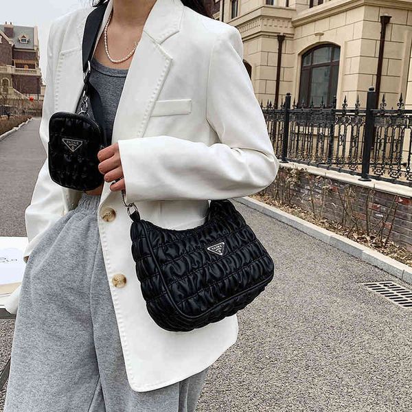 2022 latest models handbag wholesale women's ins cross red fold spring and summer hobo armpit single shoulder
2022 latest models handbag wholesale women's ins cross red fold spring and summer hobo armpit single shoulder