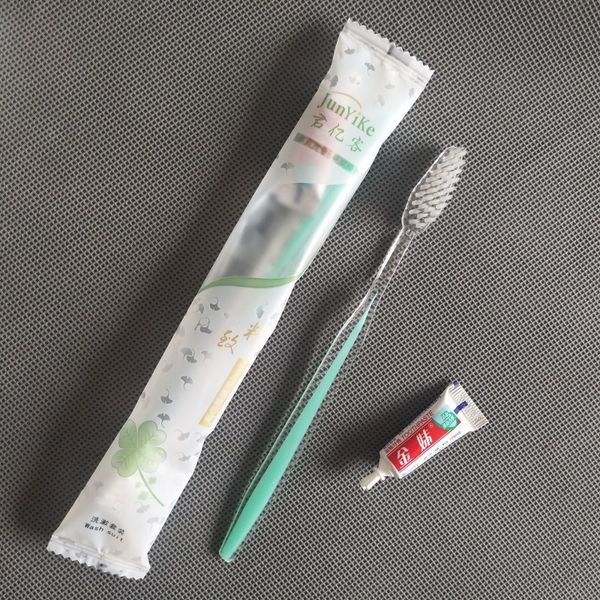 el disposable suppli toothbrush two in one dental set material two-color 
el disposable suppli toothbrush two in one dental set material two-color