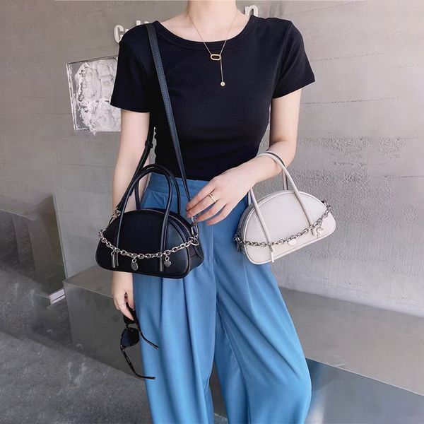 design niche design steamed bread 2021 new soft leather hand simple and versatile one shoulder messenger bag women's fashion bag, Red;black
design niche design steamed bread 2021 new soft leather hand simple and versatile one shoulder messenger bag women's fashion bag, Red;black