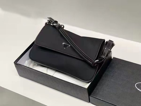 explosive armpit bag, crossbody handbag, when assembling the box, multi-color selection of size26*14cm
explosive armpit bag, crossbody handbag, when assembling the box, multi-color selection of size26*14cm