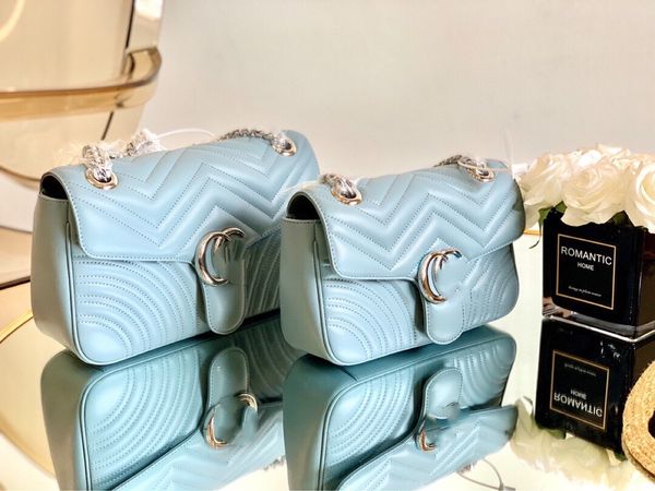 high-quality s autumn inner patch horizontal solid lock korean light blue chain small square single middle bag
high-quality s autumn inner patch horizontal solid lock korean light blue chain small square single middle bag