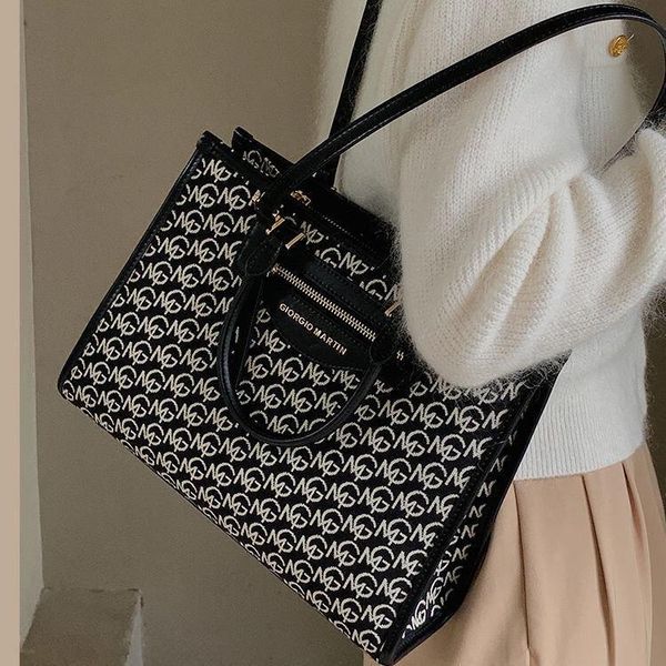 evening bags 2022 luxury designer portable tote bag large capacity women's summer shoulder messenger
evening bags 2022 luxury designer portable tote bag large capacity women's summer shoulder messenger