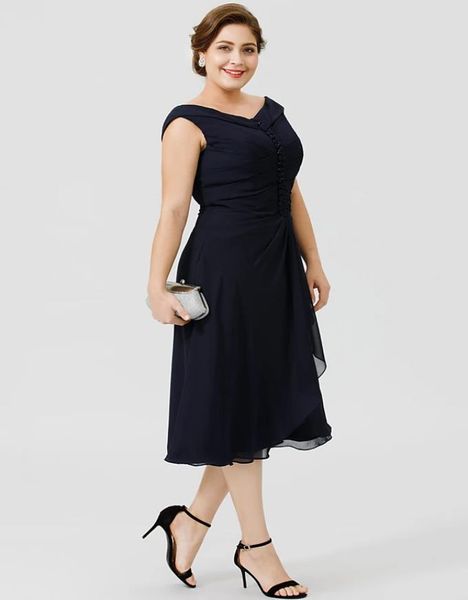 a-line mother of the bride dress elegant & luxurious plus size v neck tea length chiffon short sleeve with buttons pleats 2021 c082, Black;red
a-line mother of the bride dress elegant & luxurious plus size v neck tea length chiffon short sleeve with buttons pleats 2021 c082, Black;red