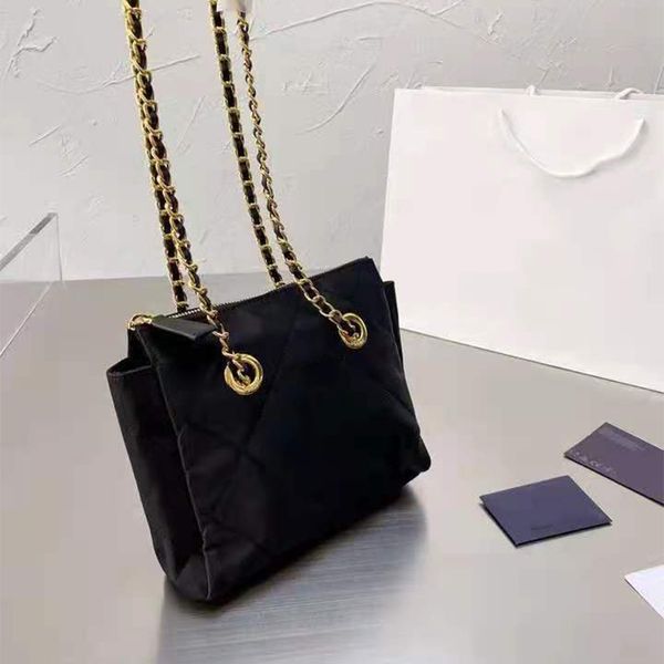 newset ladies designer bags gold chain crossbody fashion girls handbags 6different colors classic women shoulder bag pruses with box, Black;red
newset ladies designer bags gold chain crossbody fashion girls handbags 6different colors classic women shoulder bag pruses with box, Black;red