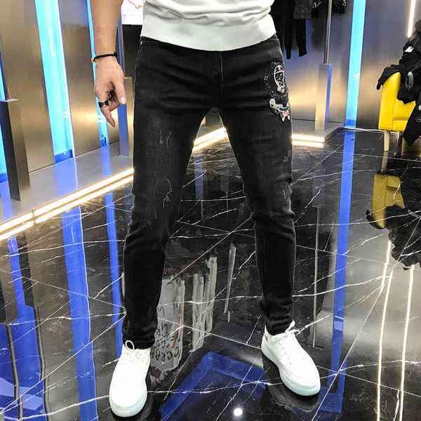 jean european trademark emblem embroidered brim autumn elastic feet mid-waist small straight pants, Blue
jean european trademark emblem embroidered brim autumn elastic feet mid-waist small straight pants, Blue
