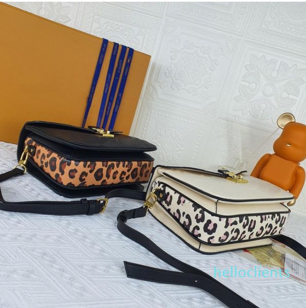 the new trendy one-shoulder messenger bag large printing color matching small square bag
the new trendy one-shoulder messenger bag large printing color matching small square bag