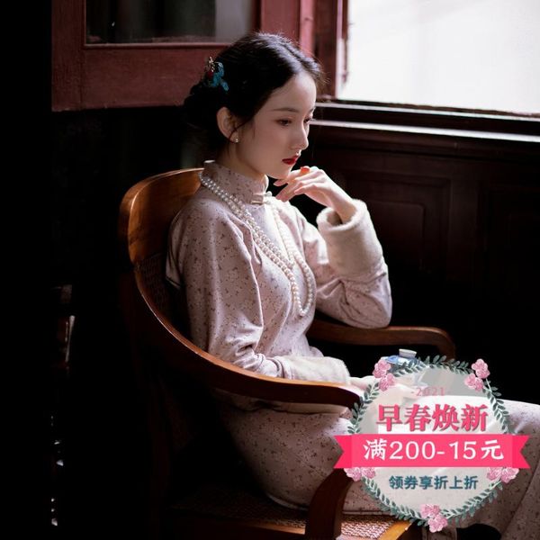 and autumn spring ethnic clothing, Red
and autumn spring ethnic clothing, Red