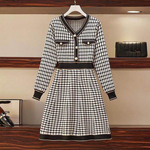 large size clothing 2021 fall winter women black white plaid knitted dress vintage pearl button v neck sweater casual dresses, Black;gray
large size clothing 2021 fall winter women black white plaid knitted dress vintage pearl button v neck sweater casual dresses, Black;gray