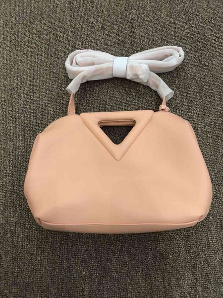 2021 summer hollow small triangle leather women's bag single shoulder slant across dumpling luxuryss designerss yw
2021 summer hollow small triangle leather women's bag single shoulder slant across dumpling luxuryss designerss yw