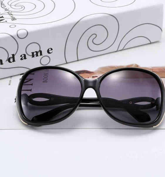 glasses sun sunglasses fashion trend outdoor large frame super clear driving 9857, White;black
glasses sun sunglasses fashion trend outdoor large frame super clear driving 9857, White;black