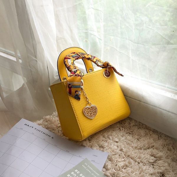 women's 2021 new fashion versatile ins messenger net red portable princess bag mini one shoulder chain
women's 2021 new fashion versatile ins messenger net red portable princess bag mini one shoulder chain
