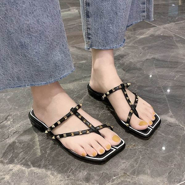 2021 women with low-heel rivet flip-flops wear the new korean square-toe clip-on fashion beach shoes for summer 1, Black
2021 women with low-heel rivet flip-flops wear the new korean square-toe clip-on fashion beach shoes for summer 1, Black