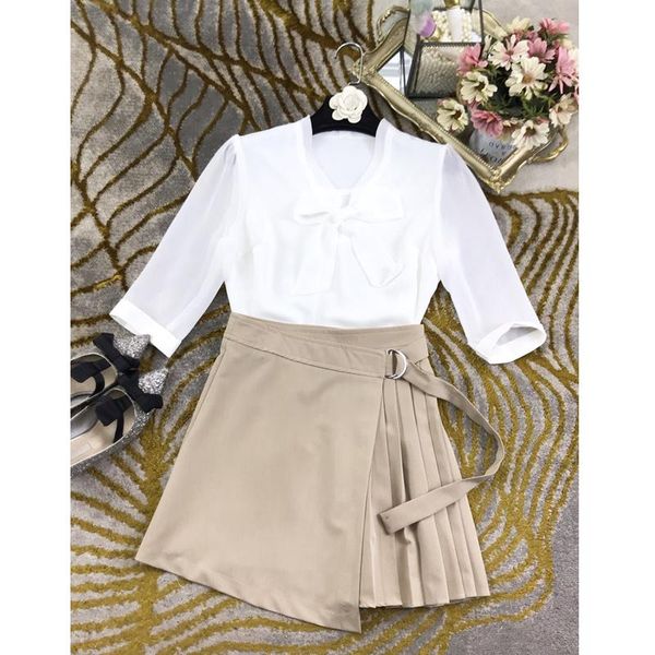 two piece dress 4.7 2021 women fashion vintage o-neck bow lace up short sleeve white blouse + elegant high waist asymmetric pleated skirt
two piece dress 4.7 2021 women fashion vintage o-neck bow lace up short sleeve white blouse + elegant high waist asymmetric pleated skirt