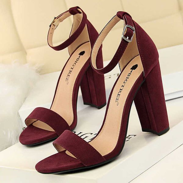 classic luxury designer shoes 2022 new high heels suede women pumps block buckle ladies plus size 43 sandals paris wholesale, Black
classic luxury designer shoes 2022 new high heels suede women pumps block buckle ladies plus size 43 sandals paris wholesale, Black