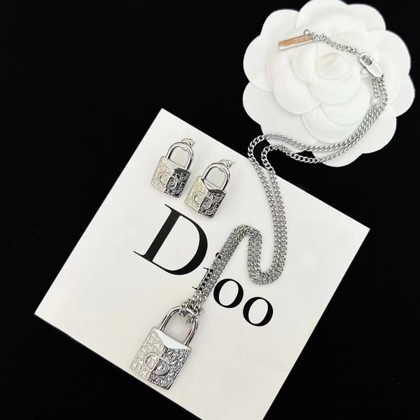 2021 new d family cd letter padlock necklace simple silver concentric lock jewelry advanced personalized dijia earrings
2021 new d family cd letter padlock necklace simple silver concentric lock jewelry advanced personalized dijia earrings