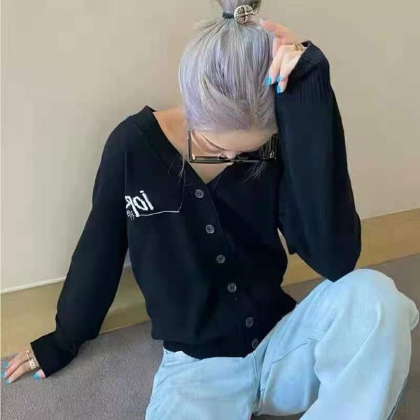 70% off 21 autumn winter new letter embroidery cardigan sweater men's women's same simple and versatile v-neck sweater, White;black
70% off 21 autumn winter new letter embroidery cardigan sweater men's women's same simple and versatile v-neck sweater, White;black