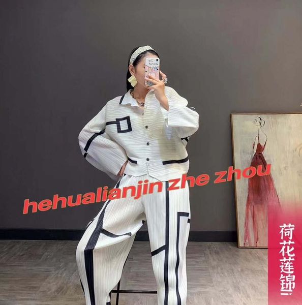 dresses miyake fold batwing sleeve single breasted coat + wide-legged pants striped two-piece suit, White
dresses miyake fold batwing sleeve single breasted coat + wide-legged pants striped two-piece suit, White