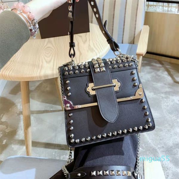 luxury shoulder bags crossbody bag designer wallet cross body handbags high-end fashion brand rivet decoration silver chain
luxury shoulder bags crossbody bag designer wallet cross body handbags high-end fashion brand rivet decoration silver chain