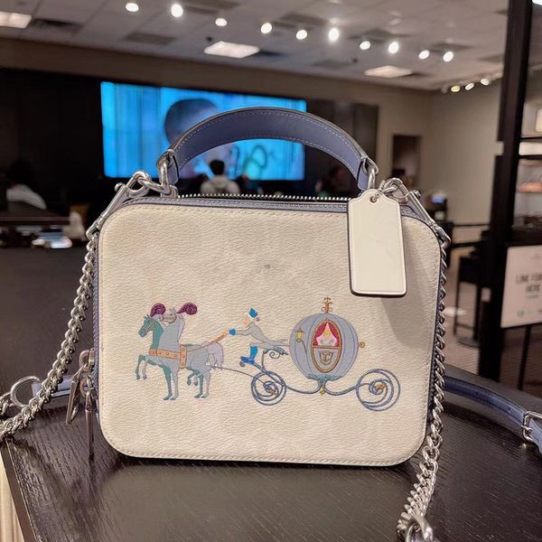 70% off design hand 2021 new model carriage ladies camera chain strap single shoulder messenger bag printed double zipper small square bag n, Red;black
70% off design hand 2021 new model carriage ladies camera chain strap single shoulder messenger bag printed double zipper small square bag n, Red;black
