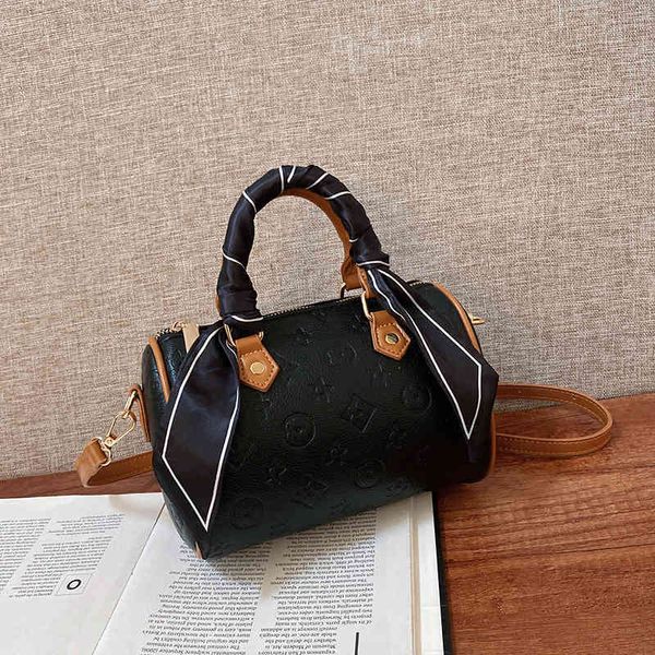 factory direct sale 75% off korean 2021 new large capacity silk scarf portable contrast single back messenger pillow women's bags
factory direct sale 75% off korean 2021 new large capacity silk scarf portable contrast single back messenger pillow women's bags
