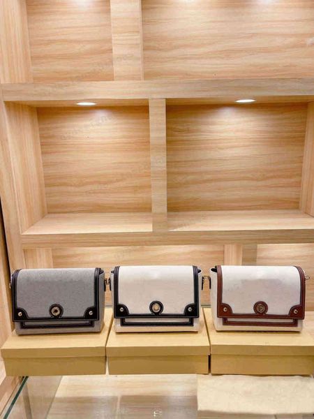 matching box designer cowhide men and women clutch bag shoulder messenger bag size 25*20cm
matching box designer cowhide men and women clutch bag shoulder messenger bag size 25*20cm