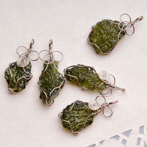 natural moldavite green crystal energy stone pendant for men and women couple necklace fine jewelry lj201016 620 q2, Silver
natural moldavite green crystal energy stone pendant for men and women couple necklace fine jewelry lj201016 620 q2, Silver