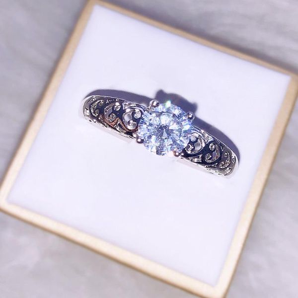european and american fashion single diamond ring hollow out pattern elegant simple hand jewelry factory wholesale cluster rings, Golden;silver
european and american fashion single diamond ring hollow out pattern elegant simple hand jewelry factory wholesale cluster rings, Golden;silver