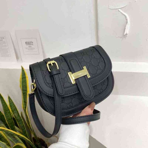 2022 factory wholesale handbag women's spring and summer simple saddle single shoulder diagonal span, Black;red
2022 factory wholesale handbag women's spring and summer simple saddle single shoulder diagonal span, Black;red