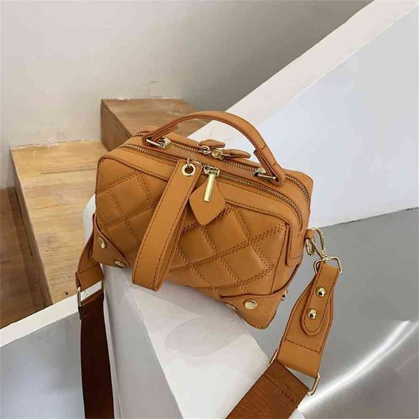 lingge embroidery 2021 new portable small square women's korean fashion simple net red one shoulder messenger bag
lingge embroidery 2021 new portable small square women's korean fashion simple net red one shoulder messenger bag